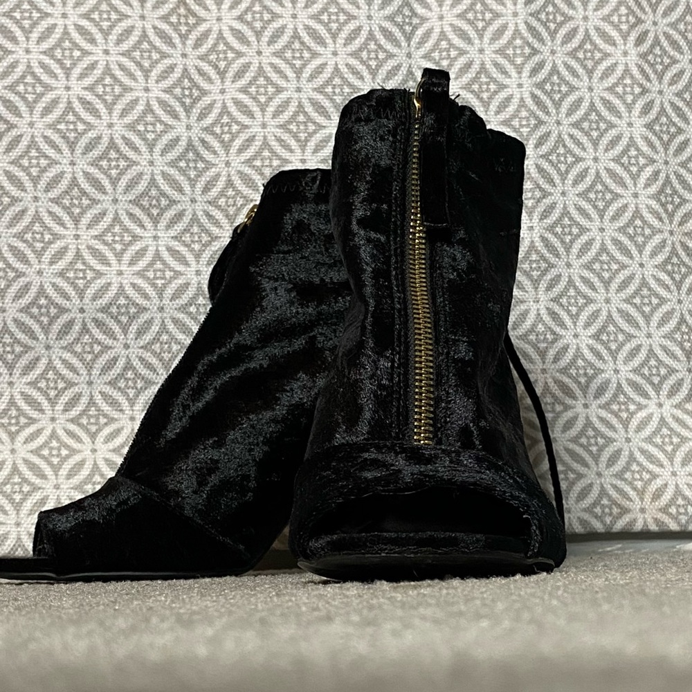 Black heels size 8